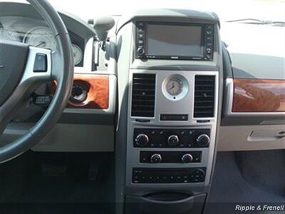 2008 Chrysler Town & Country Touring   - Photo 16 - Davenport, IA 52802