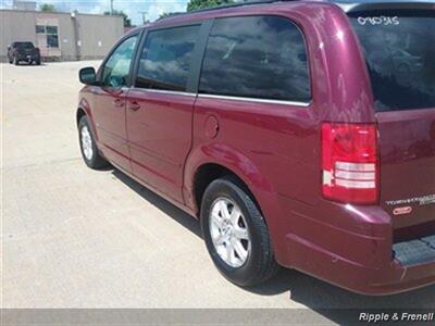 2008 Chrysler Town & Country Touring   - Photo 7 - Davenport, IA 52802