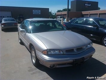 1999 Pontiac Bonneville SE   - Photo 1 - Davenport, IA 52802