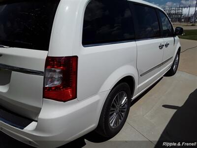 2013 Chrysler Town & Country Touring-L   - Photo 12 - Davenport, IA 52802