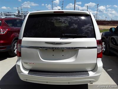 2013 Chrysler Town & Country Touring-L   - Photo 11 - Davenport, IA 52802