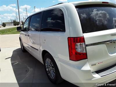 2013 Chrysler Town & Country Touring-L   - Photo 10 - Davenport, IA 52802