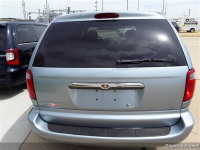 2006 Chrysler Town & Country   - Photo 10 - Davenport, IA 52802