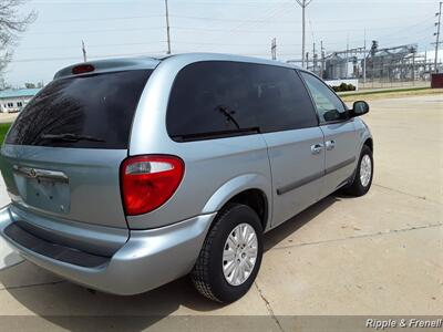 2006 Chrysler Town & Country   - Photo 11 - Davenport, IA 52802