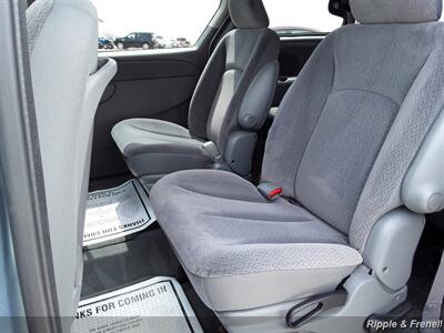 2006 Chrysler Town & Country   - Photo 8 - Davenport, IA 52802