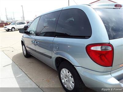 2006 Chrysler Town & Country   - Photo 9 - Davenport, IA 52802
