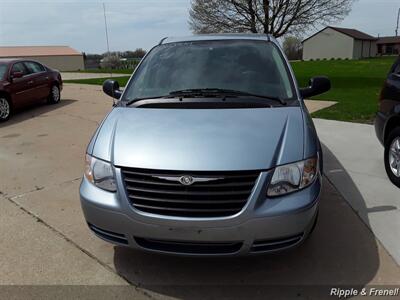 2006 Chrysler Town & Country   - Photo 1 - Davenport, IA 52802
