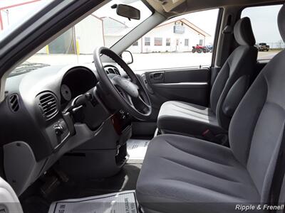 2006 Chrysler Town & Country   - Photo 5 - Davenport, IA 52802