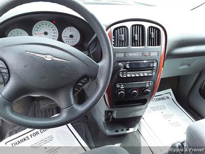 2006 Chrysler Town & Country   - Photo 6 - Davenport, IA 52802