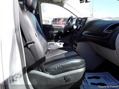 2011 Chrysler Town & Country Touring-L   - Photo 12 - Davenport, IA 52802