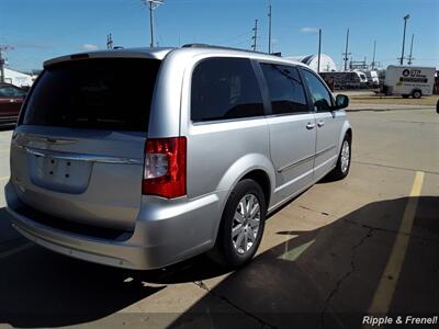 2011 Chrysler Town & Country Touring-L   - Photo 10 - Davenport, IA 52802