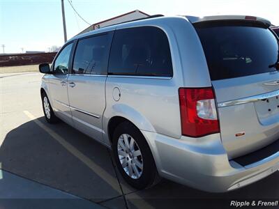 2011 Chrysler Town & Country Touring-L   - Photo 8 - Davenport, IA 52802