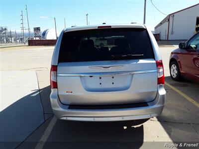 2011 Chrysler Town & Country Touring-L   - Photo 9 - Davenport, IA 52802