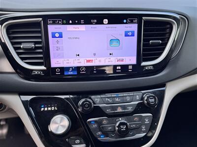 2022 Chrysler Pacifica Touring L   - Photo 13 - Pearl City, HI 96782