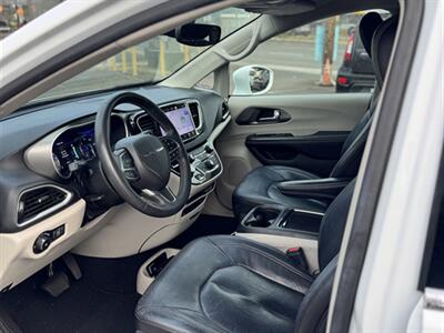2022 Chrysler Pacifica Touring L   - Photo 12 - Pearl City, HI 96782