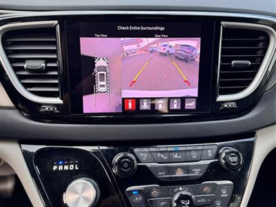 2022 Chrysler Pacifica Touring L   - Photo 14 - Pearl City, HI 96782