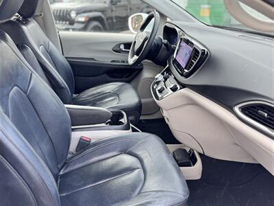 2022 Chrysler Pacifica Touring L   - Photo 8 - Pearl City, HI 96782