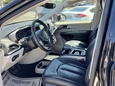 2022 Chrysler Pacifica Touring L   - Photo 11 - Pearl City, HI 96782