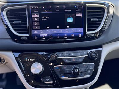 2022 Chrysler Pacifica Touring L   - Photo 12 - Pearl City, HI 96782