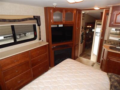 2009 Fleetwood Quantum 325RKTS  5th Wheel - Photo 32 - Angola, IN 46703