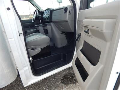 2014 Ford E-350 SD  12' Box - Photo 9 - Angola, IN 46703