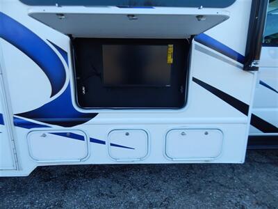 2022 Thor Chateau 31W  Bunkhouse - Photo 25 - Angola, IN 46703