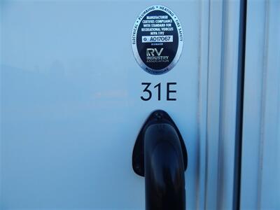 2022 Thor Chateau 31W  Bunkhouse - Photo 28 - Angola, IN 46703