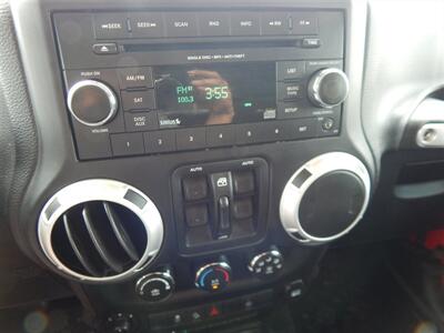 2014 Jeep Wrangler Unlimited Sahara  4wd - Photo 27 - Angola, IN 46703