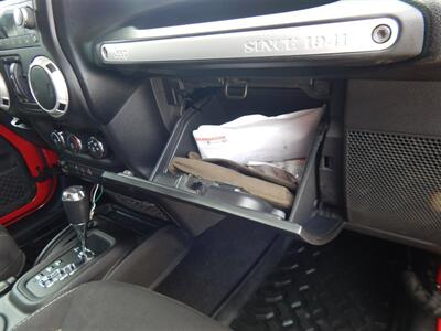 2014 Jeep Wrangler Unlimited Sahara  4wd - Photo 17 - Angola, IN 46703