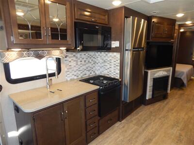2017 Thor Hurricane 35M   - Photo 43 - Angola, IN 46703
