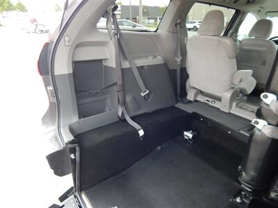 2017 Toyota Sienna LE 7-Passenger Auto Access Seat  Handicap Accessible AMT - Photo 14 - Angola, IN 46703