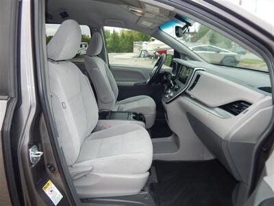 2017 Toyota Sienna LE 7-Passenger Auto Access Seat  Handicap Accessible AMT - Photo 24 - Angola, IN 46703