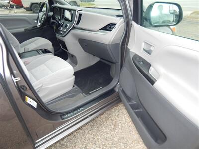 2017 Toyota Sienna LE 7-Passenger Auto Access Seat  Handicap Accessible AMT - Photo 23 - Angola, IN 46703