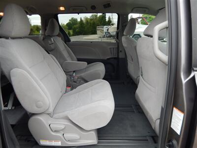 2017 Toyota Sienna LE 7-Passenger Auto Access Seat  Handicap Accessible AMT - Photo 19 - Angola, IN 46703