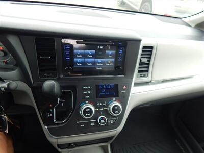 2017 Toyota Sienna LE 7-Passenger Auto Access Seat  Handicap Accessible AMT - Photo 32 - Angola, IN 46703