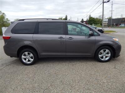 2017 Toyota Sienna LE 7-Passenger Auto Access Seat  Handicap Accessible AMT - Photo 6 - Angola, IN 46703