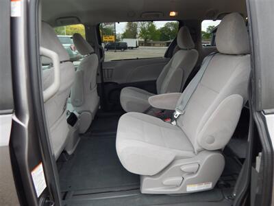 2017 Toyota Sienna LE 7-Passenger Auto Access Seat  Handicap Accessible AMT - Photo 16 - Angola, IN 46703