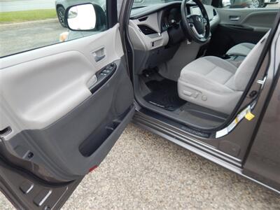 2017 Toyota Sienna LE 7-Passenger Auto Access Seat  Handicap Accessible AMT - Photo 26 - Angola, IN 46703