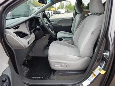 2017 Toyota Sienna LE 7-Passenger Auto Access Seat  Handicap Accessible AMT - Photo 27 - Angola, IN 46703