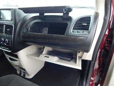 2018 Dodge Grand Caravan SE  Stow 'N' Go - Photo 17 - Angola, IN 46703