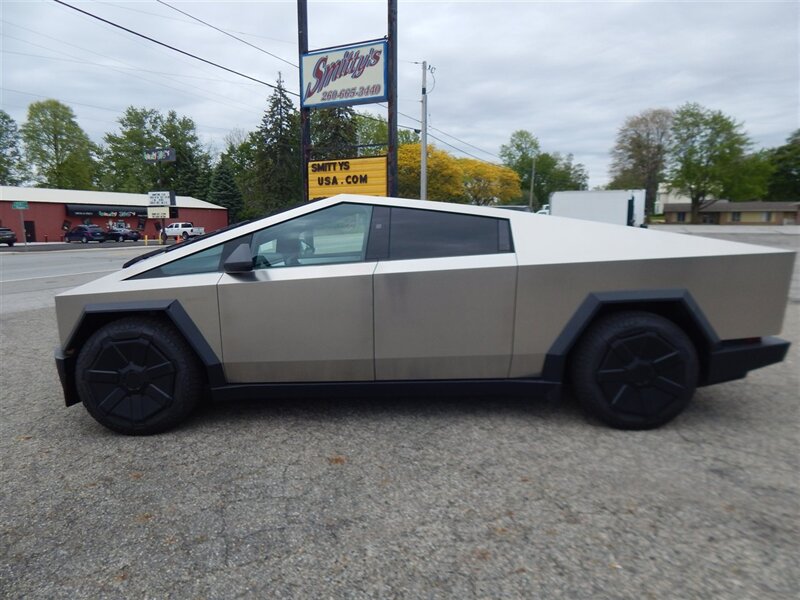 2024 Tesla Cybertruck's photo