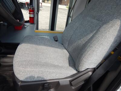 2016 FORD F-450 Super Duty StarTrans SE  20 passengers - Photo 19 - Angola, IN 46703