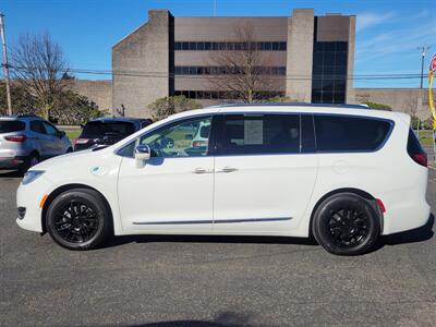 2018 Chrysler Pacifica Hybrid Limited   - Photo 4 - Fortuna, CA 95540