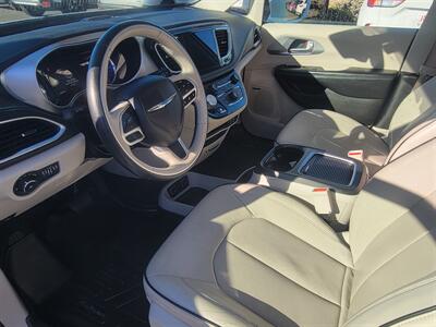 2018 Chrysler Pacifica Hybrid Limited   - Photo 7 - Fortuna, CA 95540