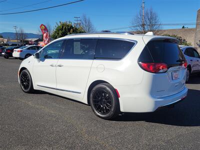 2018 Chrysler Pacifica Hybrid Limited   - Photo 12 - Fortuna, CA 95540