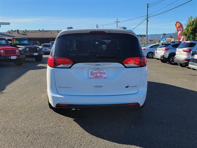 2018 Chrysler Pacifica Hybrid Limited   - Photo 13 - Fortuna, CA 95540
