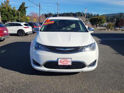 2018 Chrysler Pacifica Hybrid Limited   - Photo 2 - Fortuna, CA 95540