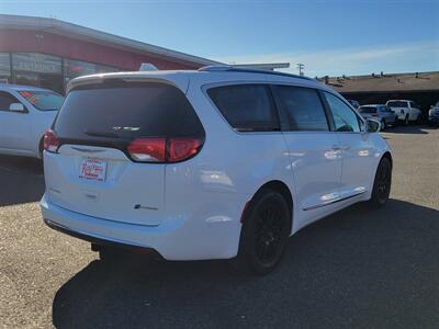 2018 Chrysler Pacifica Hybrid Limited   - Photo 14 - Fortuna, CA 95540