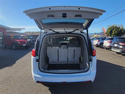 2018 Chrysler Pacifica Hybrid Limited   - Photo 10 - Fortuna, CA 95540