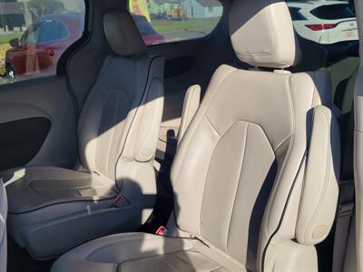 2018 Chrysler Pacifica Hybrid Limited   - Photo 8 - Fortuna, CA 95540